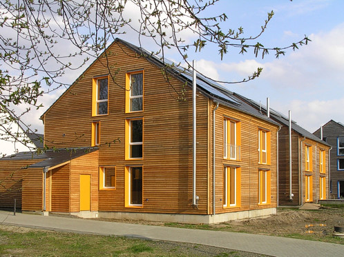 Passivh&auml;user, Doppelhaus-Variante mit L&auml;rchenfassade